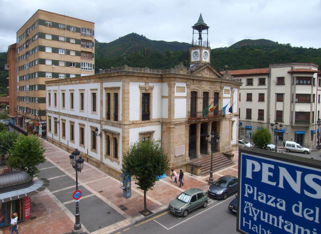 Pensión Plaza del Ayuntamiento Onís Exterior foto